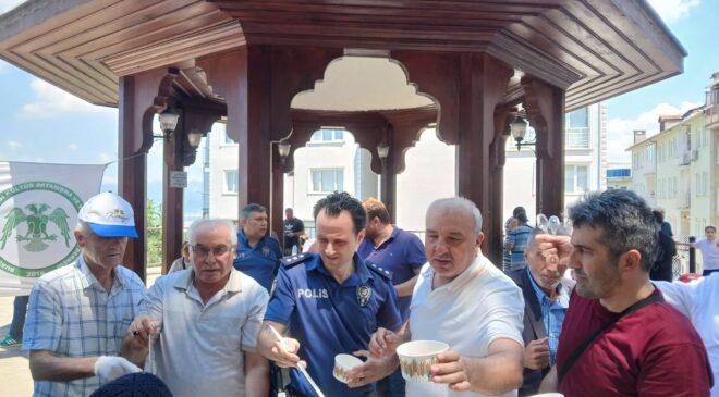 Bursa Konyalılar Derneği’nden Emir Sultan Camii’nde Binlerce Vatandaşı Buluşturan Aşure İkramı