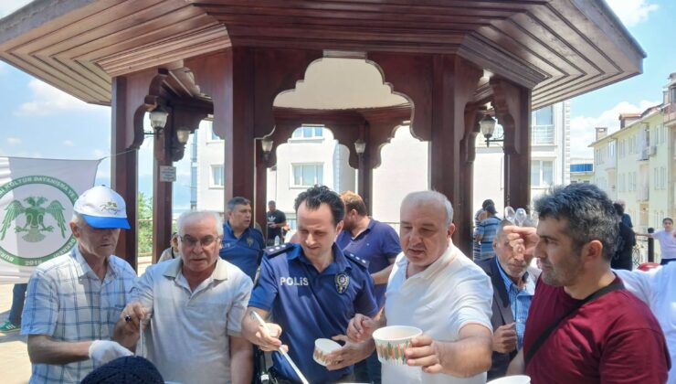 Bursa Konyalılar Derneği’nden Emir Sultan Camii’nde Binlerce Vatandaşı Buluşturan Aşure İkramı