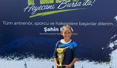 Büyükşehir Belediyespor tenisçileri kupaları topladı