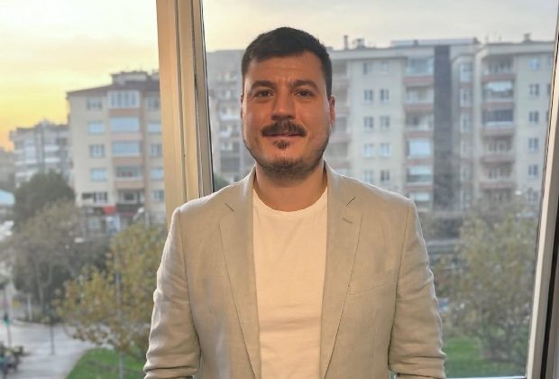 CHP Nilüfer İlçe Başkanlığı binasına asılan “Yeni Partiye Üye Ol” afişine tepki