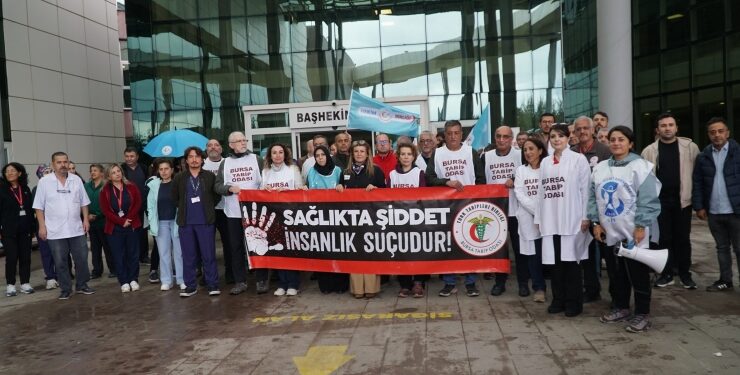 Mudanya Devlet Hastanesi önünde sağlıkta şiddet protestosu