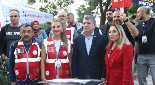 EMEKÇİNİN SESİ KOCAELİ’DEN YÜKSELDİ! KADEME-FED MEYDANLARDAN SESLENDİ: “SÖZ DEĞİL, ÇÖZÜM TAKVİMİ İSTİYORUZ!”